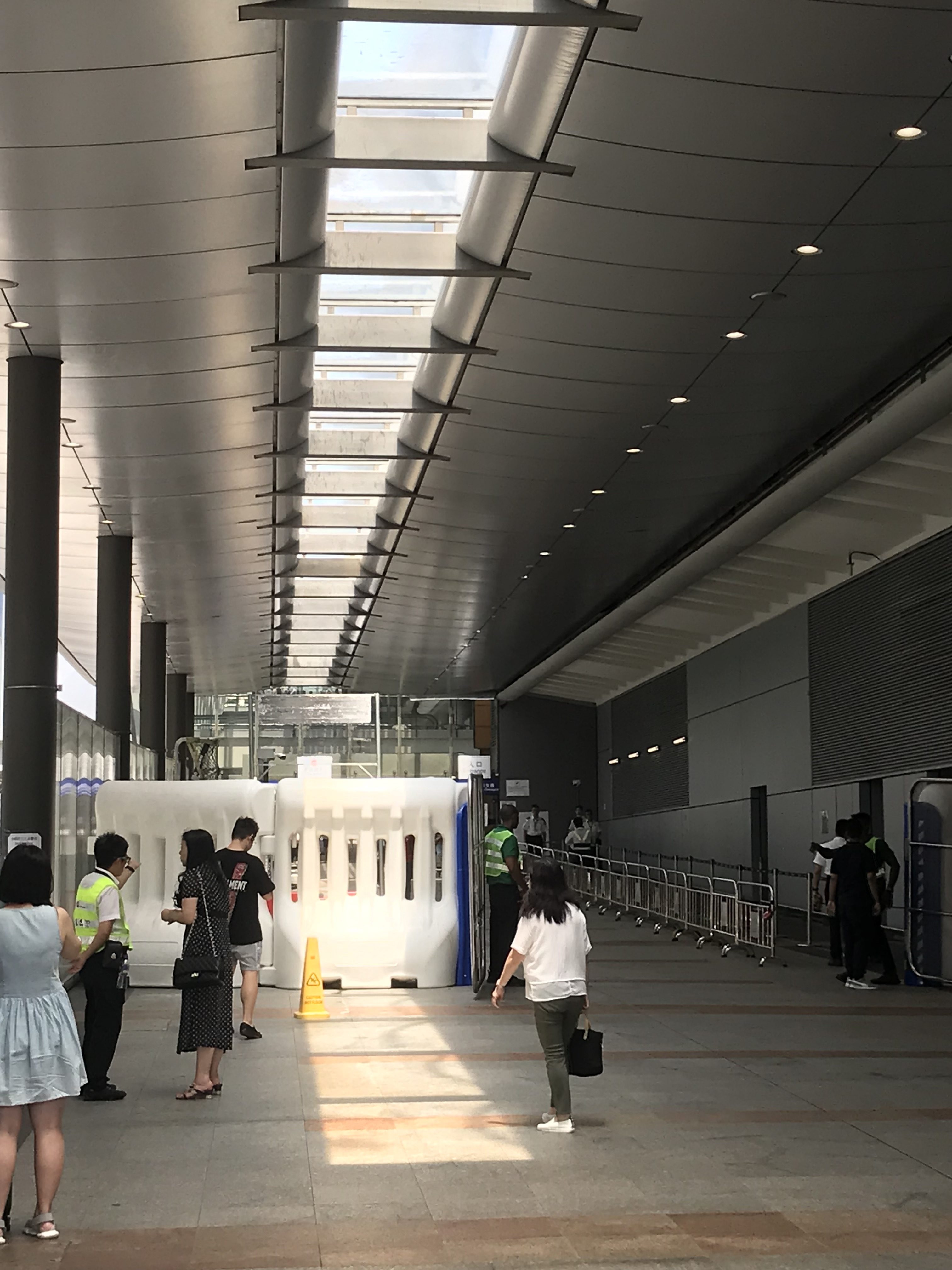 デモの影響でお出迎えできない香港国際空港